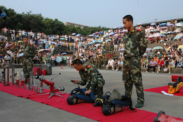 消防官兵给我校师生进行特种消防灭火装备演示