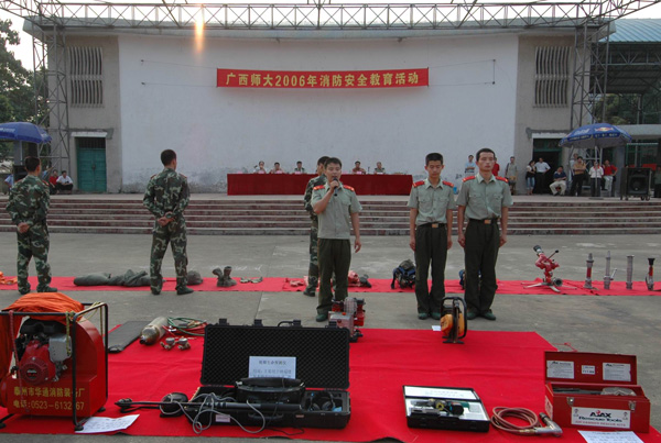 桂林市消防支队官兵为我校师生讲授消防安全知识