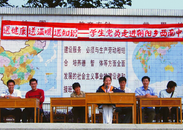 体育学院05研党支部党员、悉尼残奥会乒乓球冠军陆春敏同学在向西南村中心校师生讲述自己的成才之路。