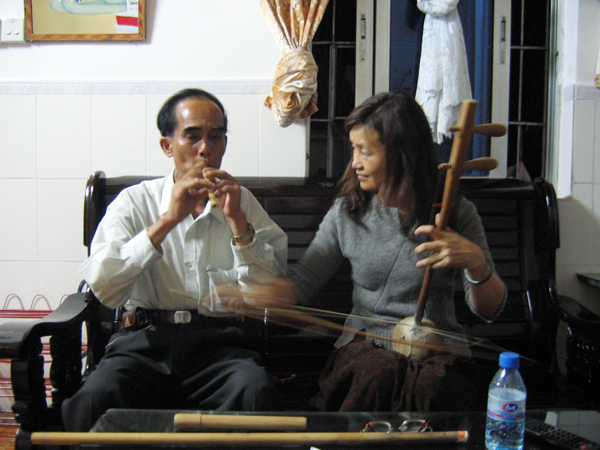 音乐学院教师在海南五指山对黎族乐器进行调查。