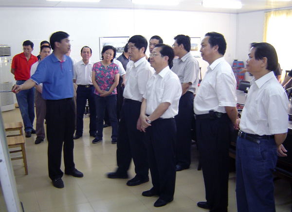 在雁山校区建设指挥部,梁宏校长向马铁山书记一行介绍我校新校区建设的规划和进展情况。