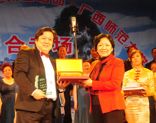 王枬书记和和邵莹团长作为双方代表互换礼物。