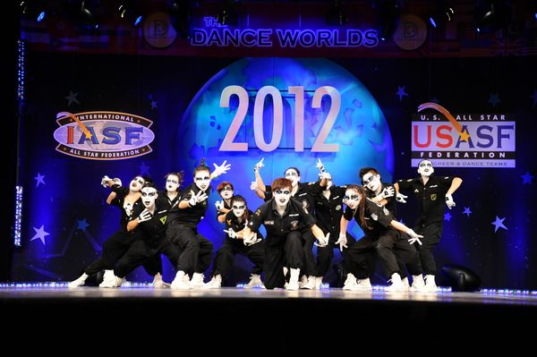 我校啦啦队参加团体街舞比赛瞬间