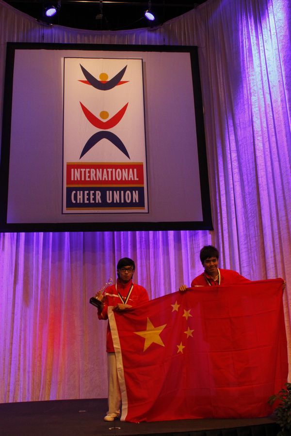 夺得双人街舞组亚军的队员获奖后留影