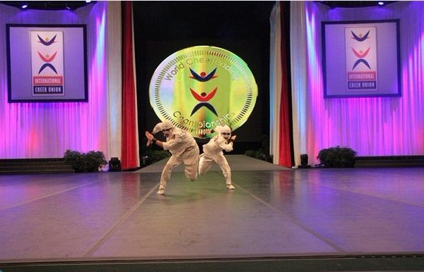 我校啦啦队亮相双人街舞比赛