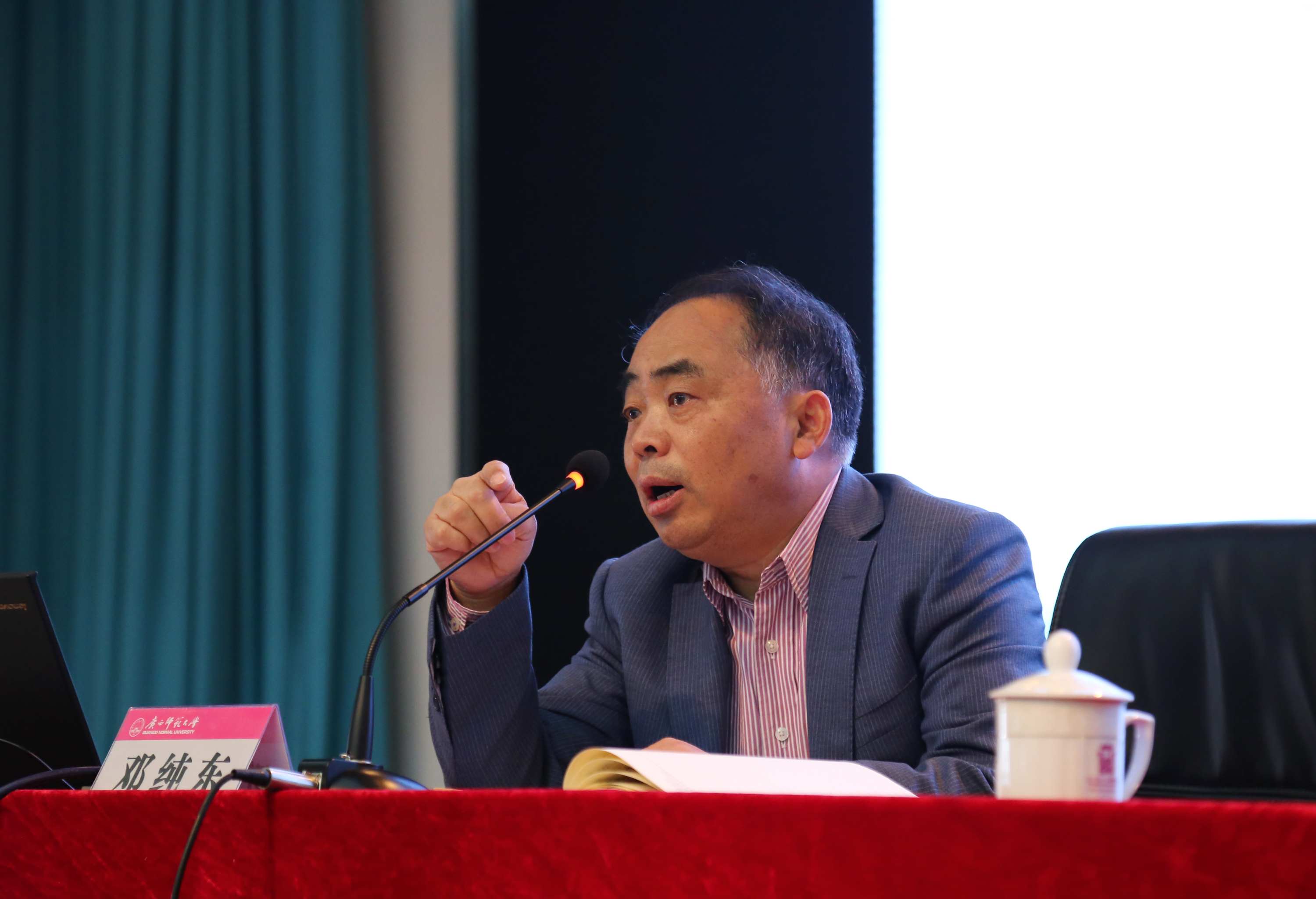 １１中国社会科学院马克思主义研究院党委书记、院长邓纯东研究员作辅导报告。.jpg