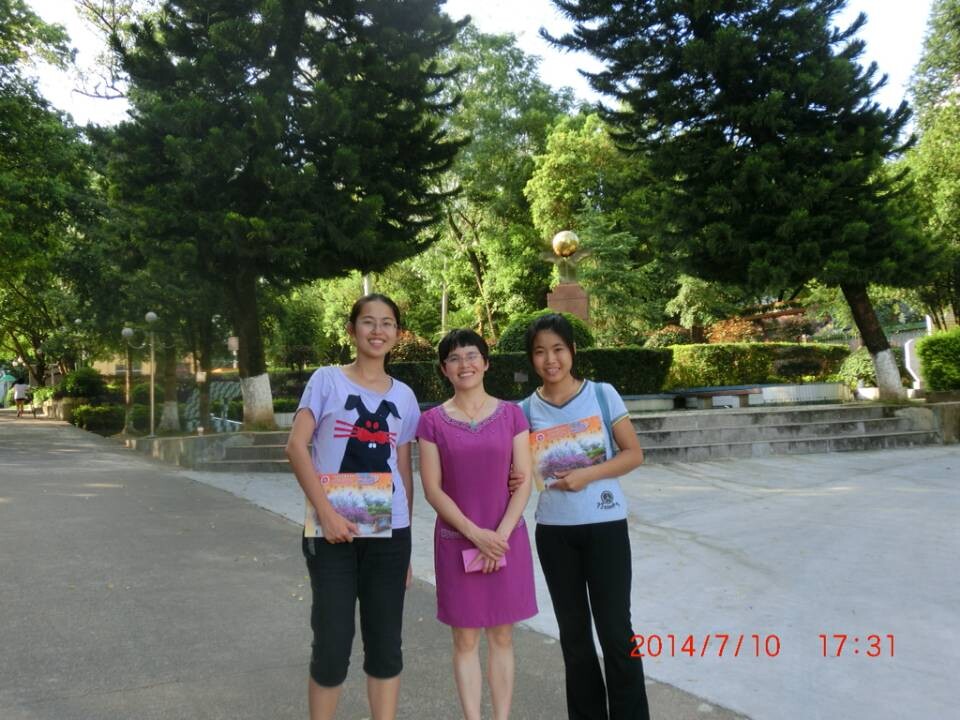 卢春英老师和大学生通讯社记者合影