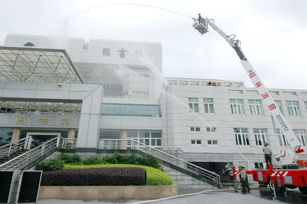 消防车洒水灭火。(保卫处 蒋文宁/摄)