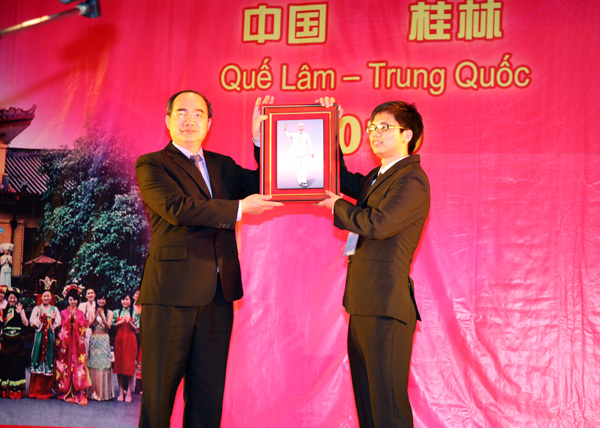 越南副总理阮善仁（左）向在我校留学的越南学生代表赠送纪念品