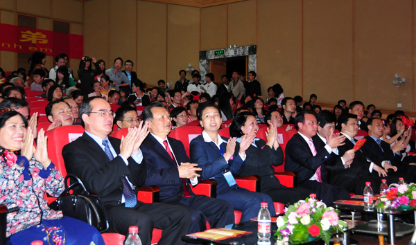 中越领导及嘉宾在观看演出