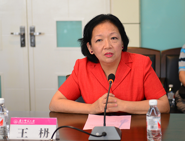 校党委书记王枬在座谈会上介绍我校发展情况