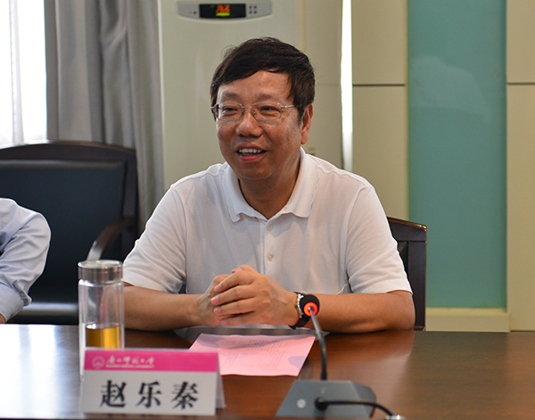 桂林市委书记赵乐秦向我校教师致以节日的慰问和祝福