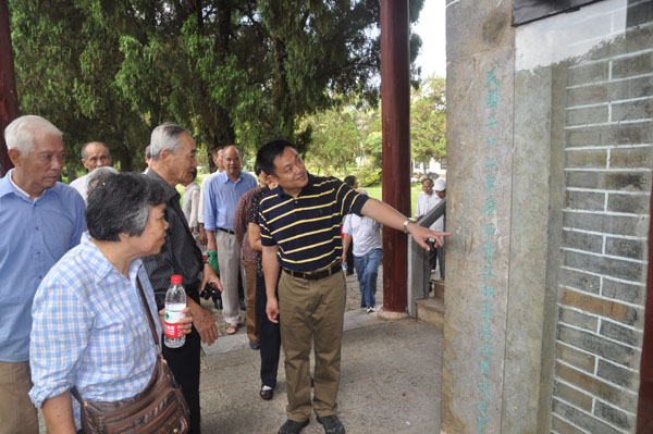 大家在“广西省立师范专科学校”的基石前回顾学校发展历程