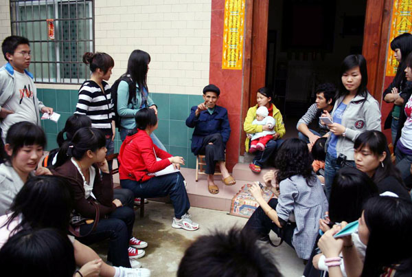 在孟村村民家实地采访。