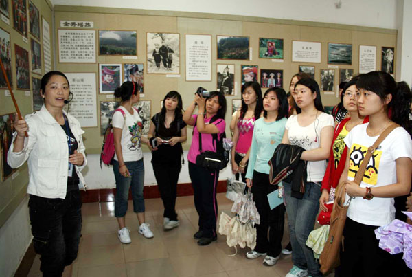 同学们参观金秀博物馆。