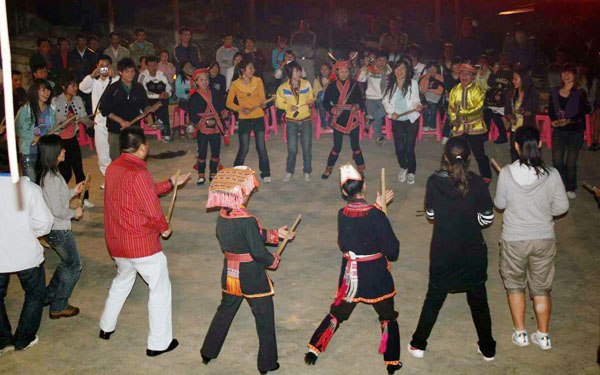 同学们与孟村瑶民互动。