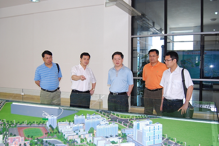 广西科技大学(筹)党委副书记梁远海校友介绍该校发展情况及广西师大校友分会情况