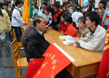 图为市民正在向我校青年志愿者进行法律咨询。