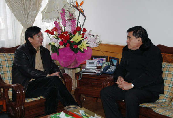 李文杰主席（右）与梁宏教授清切交谈。