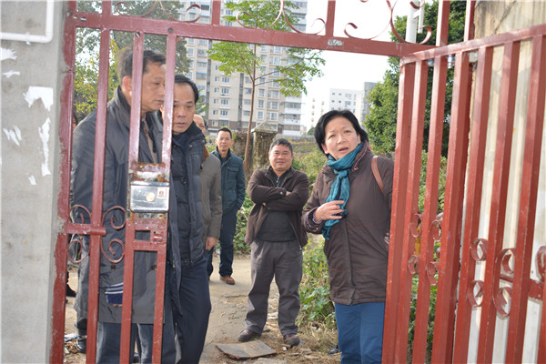 校党委书记王枬实地了解东院高层次人才住宅小区安全情况