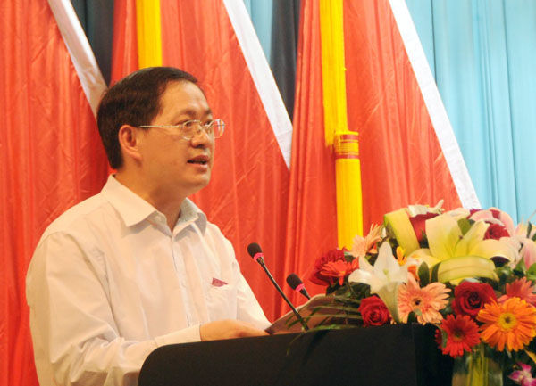 校党委副书记唐仁郭主持大会。