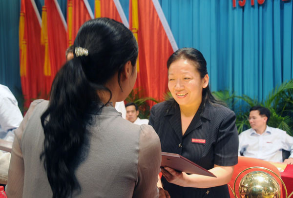 校党委书记王枬为获表彰者颁奖。