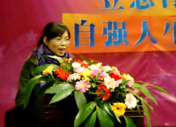 贫困生代表在做报告。