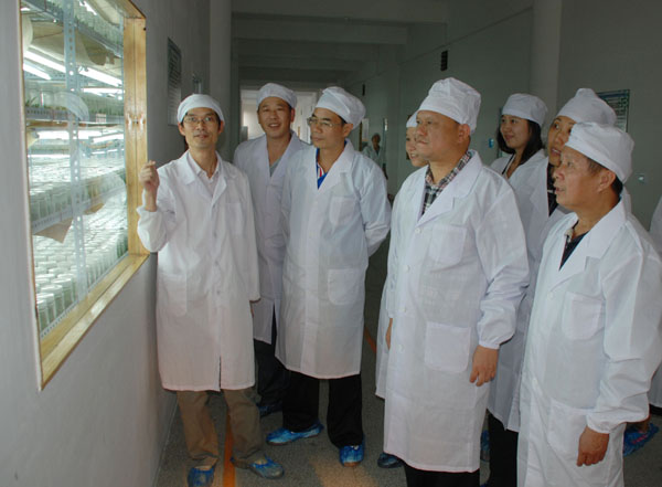 离退休在职支部党员在俊杰生物有限公司考察