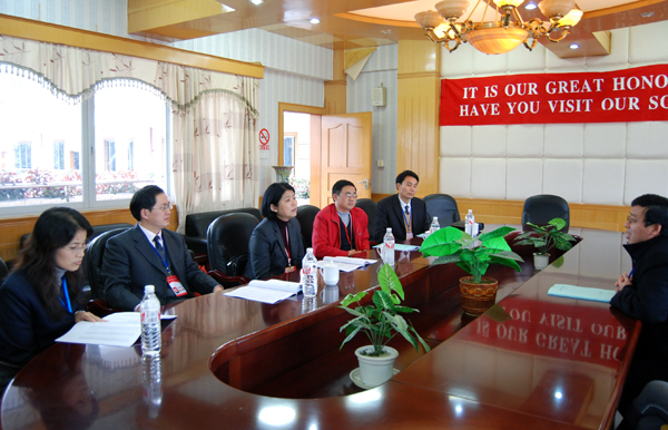 评估专家在听取附属外国语学校的情况汇报。