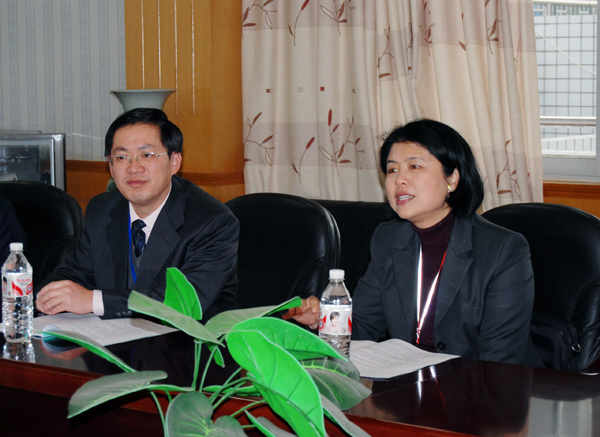 宋亚菲教授（右）在座谈会上讲话。