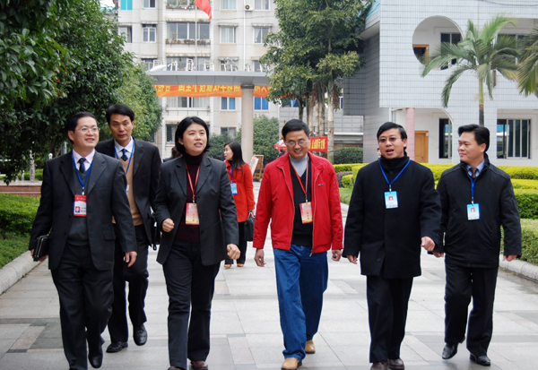 评估专家走访附属外国语学校。