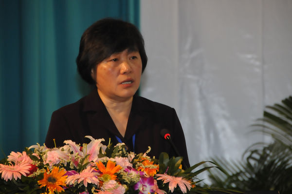 自治区教育厅副厅长杨伟嘉在会上致辞