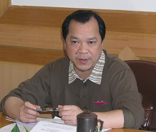 白晓军副校长在主持会议。