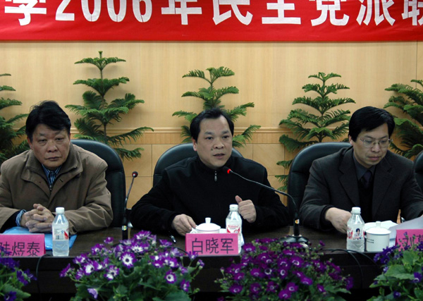 全国人大代表、桂林市政协副主席、我校美术学院白晓军副教授传达了十届全国人大四次会议精神。