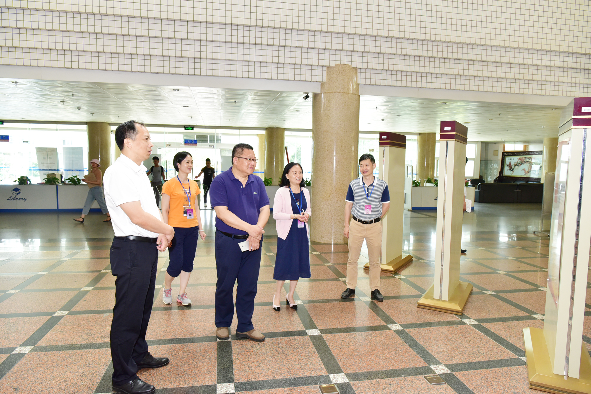 1 参观经典图书展9.jpg