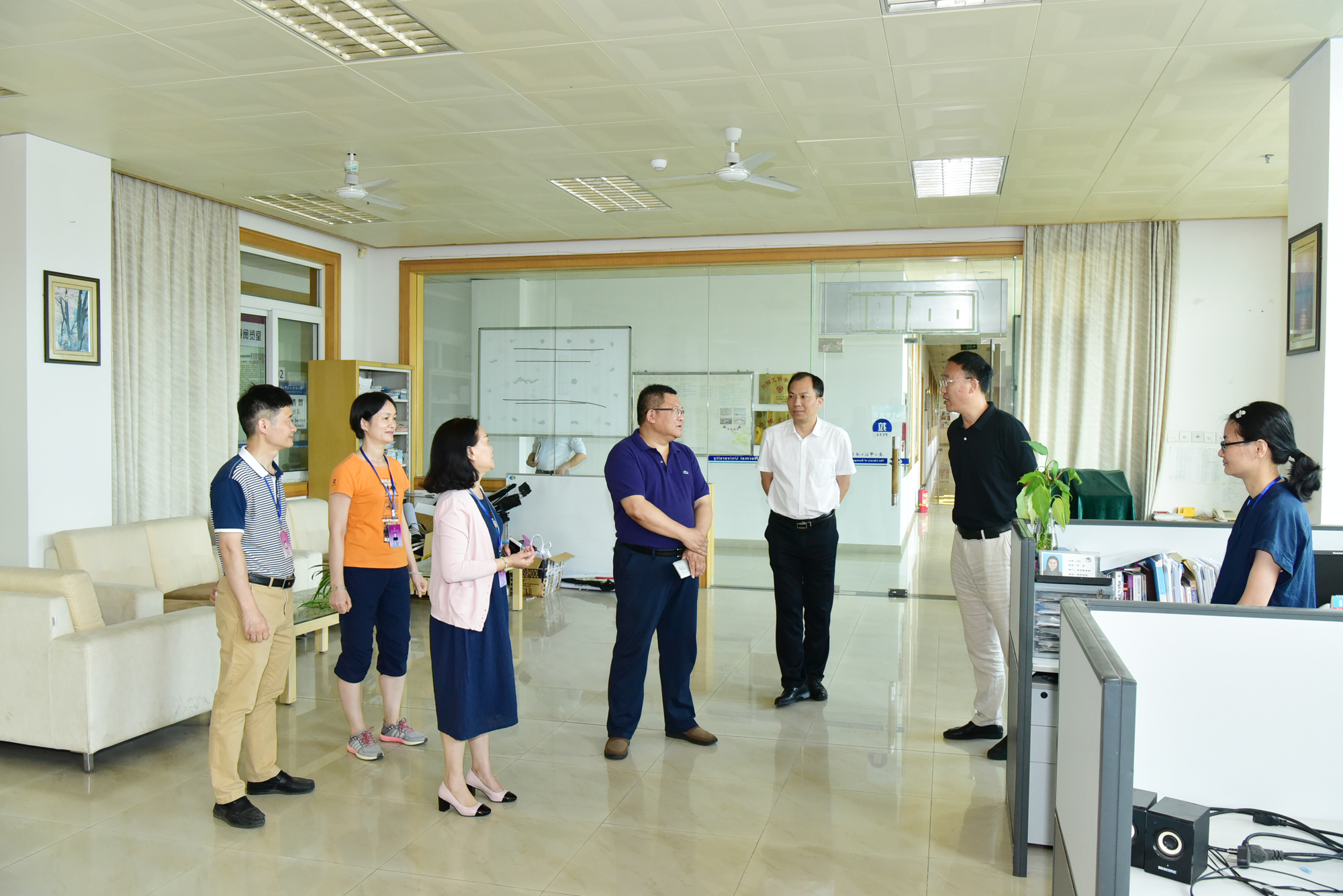 7 .与图书馆工作人员交流9.jpg
