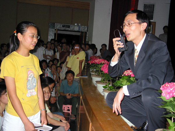 首场报告会上，主讲人朱兆瑞先生（右）与我校同学正在进行热情的互动交流。
