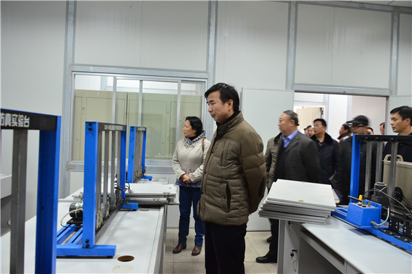 校领导一行仔细查看实训区机械器材