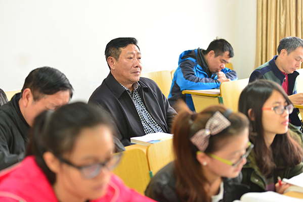 陈洪江副校长在生命科学学院听课（大学生通讯社 宋雅君/摄）