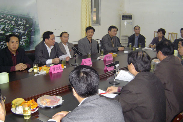 在雁山校区建设指挥部举行座谈。