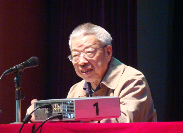 林冠夫研究员在作讲座。