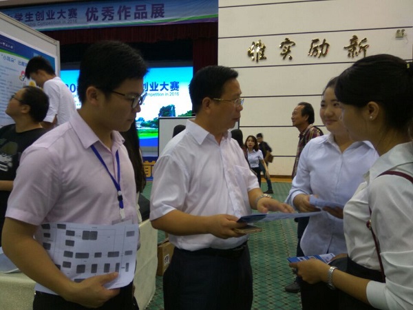 覃卫国副校长现场布置展区工作