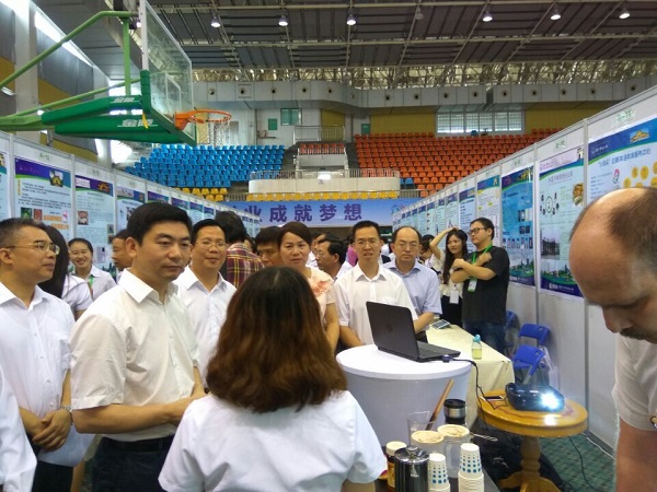 团区委白松涛书记、刘玄启副书记在我校展区观展