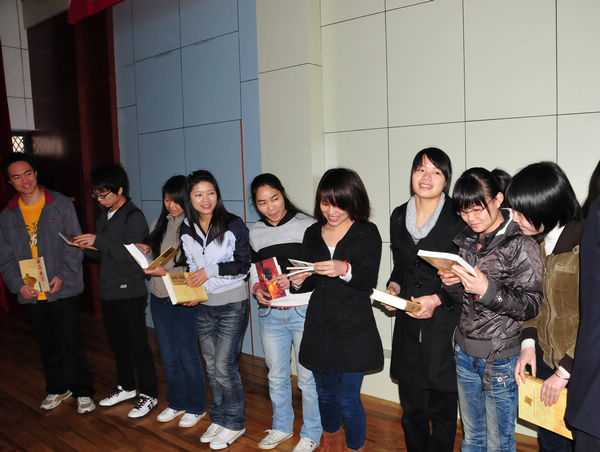 同学们手捧首漂图书，高兴的翻看