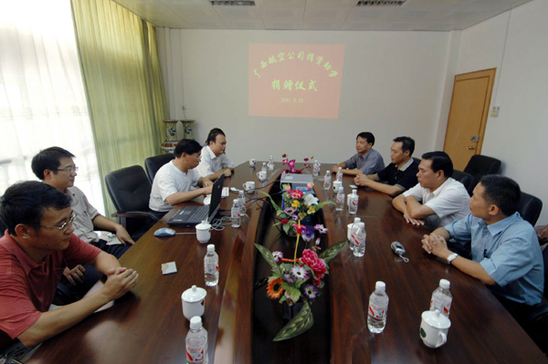 南航广西航空公司党员爱心资助我校2名贫困学生。