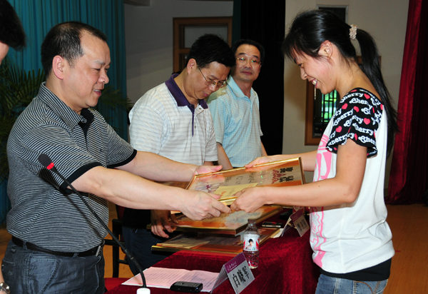 白晓军副校长为获奖集体颁奖