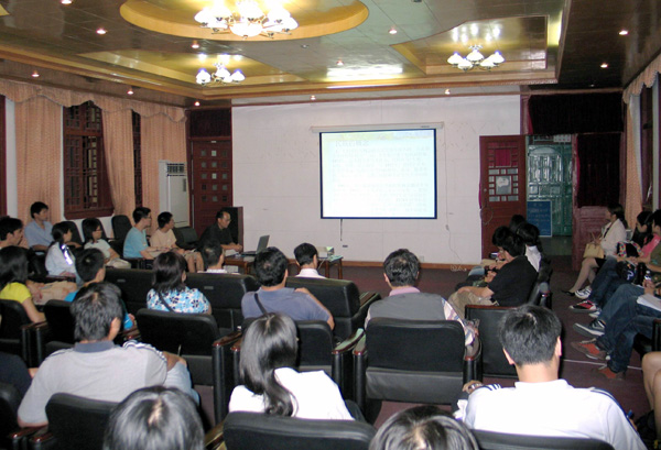 香港优秀青年骨干和大学生访问团成员在听报告。