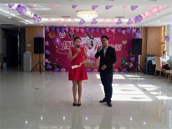 资源分团成员参加县青年交友联谊会志愿服务活动支教团成员担任主持人（资源分团供图）