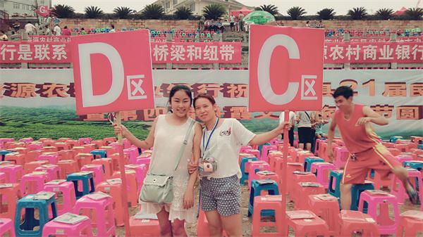 资源分团成员参加县河灯歌节志愿服务活动帮忙布置会场（资源分团供图）