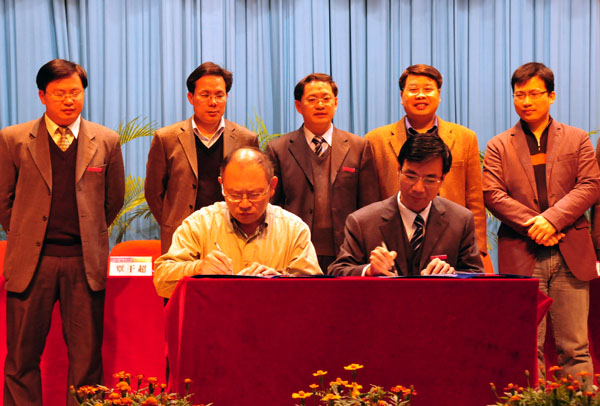 梁宏校长与朱红签署了《华民慈善基金会2010年大学生就业扶助项目合作协议》